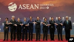 东盟国家领导人在雅加达出席东盟峰会期间拍合影。(2023年9月5日)