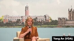 英国前首相特拉斯在台湾发表演说并举行记者会,直言西方与中国的新冷战难以避免。(美国之音特约记者杨安摄影)