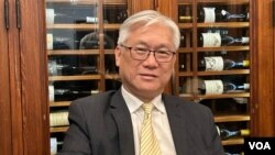 台湾在野党中国国民党副主席夏立言在华盛顿对华文媒体进行访美背景简报。(2024年4月12日，美国之音锺辰芳拍摄)