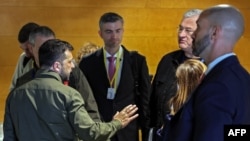 乌克兰总统泽连斯基(左一)在西班牙格拉纳达与出席欧洲峰会和与会者交谈。(2023年10月5日)