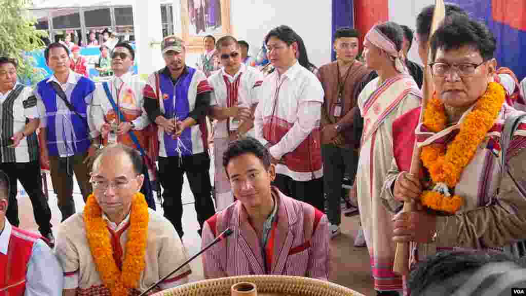 သြဂုတ်လ ၂၇ -- ကရင့်ရိုးရာလက်ချည်ပွဲကို တက်ရောက်နေတဲ့ Move Forward Party ရဲ့ ခေါင်းဆောင် Pita Limjaroenrat -- ဓါတ်ပုံ (မညိုညိုလွင် - VOA)