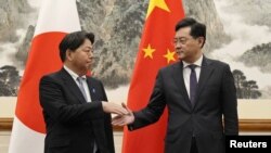 日本外相林芳正2023年4月2日与中国外长秦刚会面。(路透社转发共同社照片)