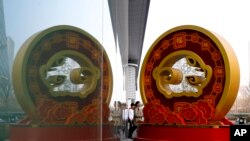 资料照:北京中央商务区一座建筑外竖立的招财进宝的装饰物。(2019年2月27日)