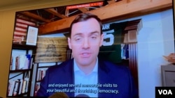 美国众议院美国与中国共产党战略竞争特设委员会主席麦克·加拉格尔在华盛顿全球台湾研究中心发表讲话。(2024年4月10日,美国之音锺辰芳拍摄)