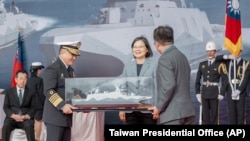 台湾总统蔡英文在宜兰苏澳商港主持“安江军舰”和“万江军舰”交付仪式时接受舰船模型。(2024年3月26日)