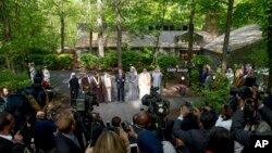 资料照片:2015年5月14日,美国总统巴拉克·奥巴马在马里兰州戴维营与中东领导人站在一起。(美联社照片)