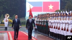 资料照:菲律宾总统马科斯(右)与时任越南国家主席武文赏在河内举行的欢迎仪式上检阅越南仪仗队。(2024年1月30日)