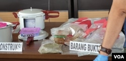 Panci bom rakitan ditunjukkan saat saat gelar kasus di Mapolresta Solo, Jumat (4/8). (Foto: VOA/ Yudha Satriawan)
