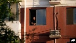 中国维权律师王全璋从他最近居住的昌平住所向外眺望。(2023年6月20日)