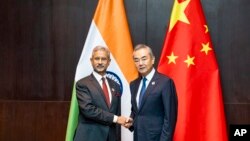 资料照片:中国外长王毅和印度外长苏杰生在老挝万象会晤。(2024年7月25日)