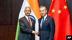 中共中央政治局委员兼外长王毅与印度外长苏杰生(Subrahmanyam Jaishankar)在老挝万象出席东盟外长会议期间举行会晤。(2024年7月25日)