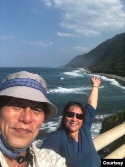 东台湾花莲的旅游玩家米酒先生(左),他在当地经营私人观光包车业务.(照片来源: 米酒先生提供)