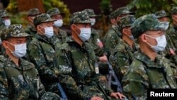 台湾第一批新兵在台中一处营区开始服为期一年的义务兵兵役。台湾新的义务兵兵役制度从4个月延长至一年,2024年元旦开始生效。(2024年1月25日)