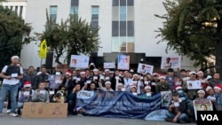 2023年12月24日圣诞节的前夕，近200名中国留学生和洛杉矶异议人士聚集在洛杉矶中国领事馆门前，举行全球圣诞节寄明信片关注牛腾宇活动（美国之音/张木林）