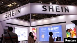 北京举办的中国国际供应链促进博览会上的中国便宜服装品牌Shein的展台(2023年11月28日)