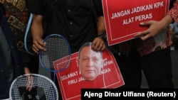Para aktivis membawa raket dan topeng bergambar Firli Bahuri, Ketua Komisi Pemberantasan Korupsi (KPK), saat aksi protes di luar gedung KPK atas penangkapan Firli di Jakarta, 23 November 2023 lalu.