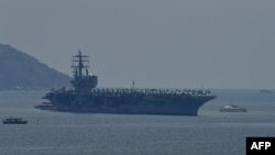 美国海军尼米兹级核动力航母里根号2023年6月25日驶入越南岘港访问。