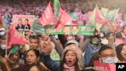 2024年1月6日，台湾副总统、民进党总统候选人赖清德的支持者在台湾新北市的竞选活动中欢呼。（美联社照片）