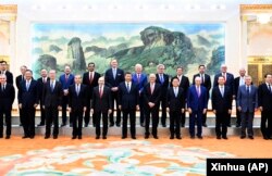 中国领导人习近平2024年3月27日在北京会见来访的美国商界学界领袖。
