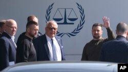 乌克兰总统泽连斯基在访问荷兰期间前往位于海牙的国际刑事法庭。(2023年5月4日)