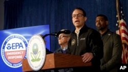 宾夕法尼亚州州长夏皮罗在俄亥俄州东巴勒斯坦举行的记者会上。(2023年2月21日)