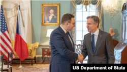 美国国务卿安东尼·布林肯(Antony Blinken)和捷克外交部长扬·利帕夫斯基(Jan Lipavsky 左)2023年5月2日在华盛顿会面。(美国国务院)