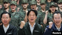 资料照:台湾总统赖清德在视察桃园军事基地时与官兵合影。(2024年5月23日)