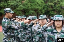 资料照:中国安徽淮北一所中学开学时中学生参加军训。(2021年9月5日)