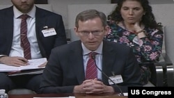美国国务院副助理国务卿华自强(Rick Waters)2023年4月18日在国会作证。(美国国会视频截图)