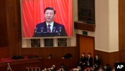 北京人大会堂的大屏幕上显示中国领导人习近平在全国人大闭幕式上讲话。(2023年3月13日)