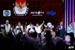 Pasangan capres-cawapres RI seusai debat terakhir cawapres RI di Jakarta Convention Center (JCC) di Jakarta pada 21 Januari 2024. Dari kiri: Ganjar Pranowo -Mahfud MD, Anies Baswedan-Muhaimin Iskandar, Prabowo Subianto-Gibran Rakabuming Raka. (Yasuyoshi CHIBA / AFP)