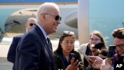 Tổng thống Joe Biden nói chuyện với các thành viên của giới truyền thông trước khi lên chuyên cơ Air Force One tại Căn cứ Không quân Andrews để bay đi tới Philadelphia, ngày 17 tháng 6 năm 2023.
