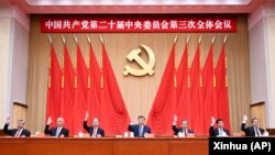 中共官媒新华社2024年7月18日发布照片显示,中共领导人习近平带领他的政治局常委成员在北京出席中共二十届三中全会。