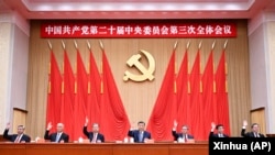 中共官媒新华社2024年7月18日发布照片显示,中共领导人习近平带领他的政治局常委成员在北京出席中共二十届三中全会。