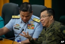 菲律宾海岸警卫队发言人杰伊·塔里拉准将 (左)和菲律宾武装部队发言人梅德尔·阿吉拉尔上校在有关该国船只被中国船只撞击事件的记者会上。(2023年10月23日)