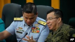 菲律宾海岸警卫队发言人杰伊·塔里拉准将 (左)和菲律宾武装部队发言人梅德尔·阿吉拉尔上校在记者会上。(资料照 2023年10月23日)
