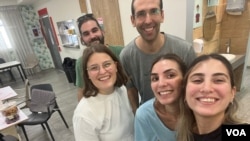 来自德国的志工,Maria (前排左1)在10月24日因以哈战争而需返回德国前到SHEKEL 的Sigaliyot 智障老人日照中心与日照中心员工合照留念。(美国之音 赖素芬)