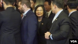 台湾总统蔡英文2023年4月4日结束对台湾中美洲友邦国家危地马拉和伯利兹的访问,在回程途中停留美国加州洛杉矶过境。图为蔡英文抵达洛杉矶下榻旅馆与前来欢迎她的台湾侨民握手致意。(美国之音记者宁路摄)