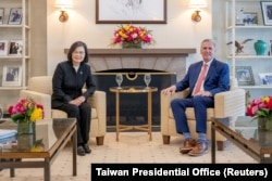 美国众议院议长麦卡锡与台湾总统蔡英文在加州里根图书馆会面。(2023年4月6日)