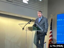 2024年7月10日,美国财政部主管国际事务的副部长杰伊·尚博(Jay Shambaugh)在外交关系协会就美中经济关系发表讲话。(美国之音莉雅拍摄)