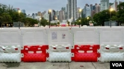 曾经连续30年举办六四烛光悼念集会的香港维园足球场,今年被胶板围封 (美国之音)