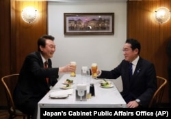 韩国总统尹锡悦与日本首相岸田文雄在东京银座一家餐馆一起进餐。(2023年3月16日)
