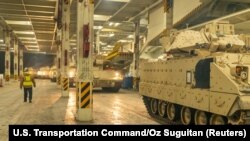 资料照片:在南卡罗来纳州北查尔斯顿的一队即将运往乌克兰的布拉德利装甲步兵战车。(2023年1月25日)