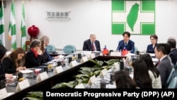 左起:台湾副总统兼当选总统赖清德、台湾副总统当选人萧美琴与美国前国家安全顾问哈德利(中左)率领的美国代表团在台北的民进党总部举行会谈。(2024年1月15日)