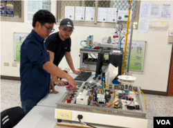 葛兰正与同学操作机器 (美国之音/林柏宏)