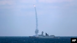 资料照片:中国官媒新华社发布的照片显示,中国海军护卫舰滨州号在东中国海参加与俄罗斯军舰的联合海军演习。(2022年12月27日)