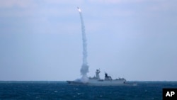 资料照片:中国海军护卫舰滨州号2022年12月27日在东中国海参加与俄罗斯军舰的联合海军演习。(美联社照片)