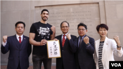 台湾立法院院长游锡堃与前NBA球员坎特一同参观美国大屠杀纪念馆。(2023年5月17日)
