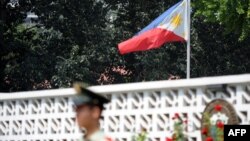 资料照:中国武警士兵在菲律宾驻中国大使馆外换岗。(2010年8月25日)