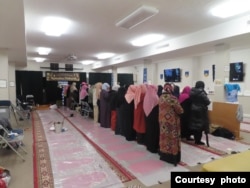 Tempat salat bagian perempuan di masjid Indonesia IMAAM Center di Silver Spring, Maryland (dok: Andriana Wirrotama)